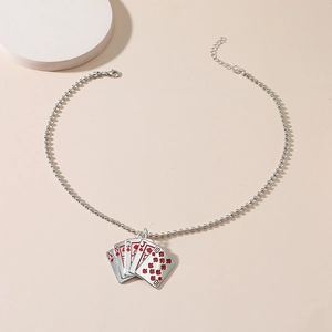 Λεπτομέρεια μενταγιόν τράπουλας με royal flush και μεταλλική αλυσίδα με χάντρες