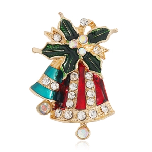 Broche cloche de Noël avec émail rouge et vert et cristaux étincelants sur fond blanc