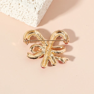 Vue arrière de la broche festive en forme de canne à sucre dorée avec fermoir sécurisé