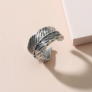 Anillo de dedo del pie ajustable con diseño de pluma plateada vintage sobre rosa