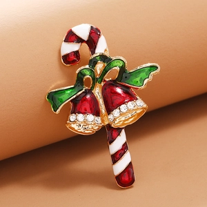 Détail macro d'une broche canne de Noël avec clochettes rouges et strass brillants