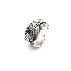 Anillo ajustable de pluma en plata oxidada vintage con detalles de estilo bohemio