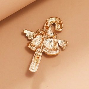 Détail du dos de la broche sceptre de Noël dorée avec mécanisme de fermeture sécurisé