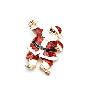 Makro-Detail der Weihnachtsmann-Brosche mit rotem Glitzer-Emaille und Vergoldung