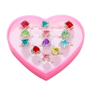 12er Set bunte Kristallringe für Mädchen in einer rosa Herz-Schmuckschatulle