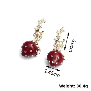 Orecchini pendenti a fragola retrò in smalto rosso con eleganti perle bianche