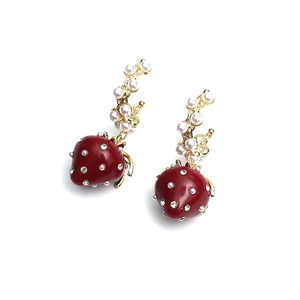Orecchini a pendente a fragola con smalto rosso, perle e finitura dorata su sfondo bianco