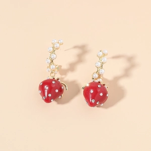 Orecchini a fragola 3D con smalto rosso ed eleganti accenti di perle bianche lucide