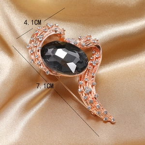 Detailed macro view of black gemstone brooch with dimensions of 7.1cm x 4.1cm