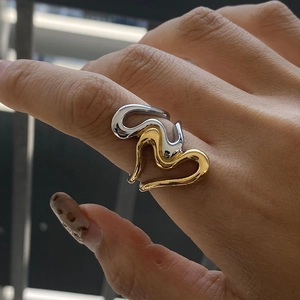 Bague cœur bicolore moderne en or et argent avec texture de lave fluide sur la main
