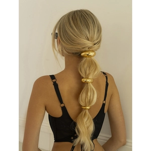 Detailopname van vergulde U-vormige metalen haarelastiekjes voor elegant haarstyling