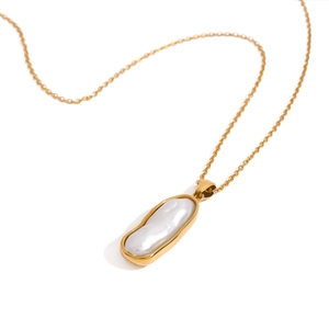 Elegante Halskette aus 18k vergoldetem Edelstahl mit ovalem Perlenanhänger auf weißem Grund