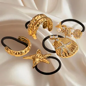 Ensemble de cinq élastiques à cheveux dorés avec breloques d'étoile de mer et de tortue