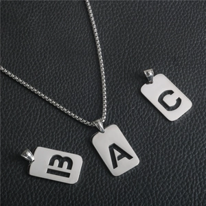 Collares con colgante de letras A B C de acero inoxidable plateado sobre cuero negro