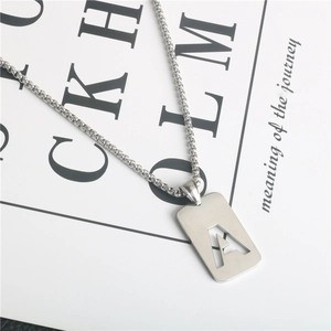 Collar de acero inoxidable plateado con colgante rectangular calado de la letra A