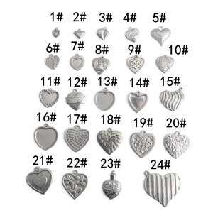 24 estilos de colgantes de corazón punk en acero inoxidable con diversos patrones y grabados