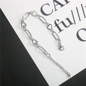 Bracciale in acciaio inossidabile hip hop con maglie a cuore e rettangolari e chiusura a moschettone