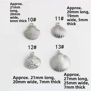 Makro-Detail von Edelstahl Muschel-Anhängern mit Maßen für DIY-Schmuckherstellung