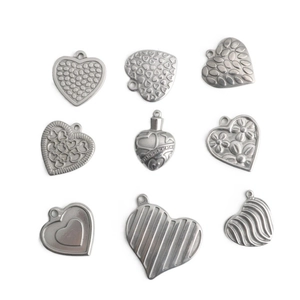 Set de 9 colgantes de corazón en acero inoxidable con diversos patrones para joyería DIY