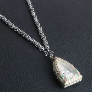 Dettaglio del ciondolo amuleto Buddha thailandese smaltato con catena a sfere in acciaio inox