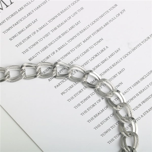 Makro-Detail des silbernen Edelstahl-Kettenarmbands mit strukturiertem Rautenmuster