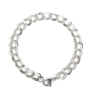 Silbernes Titanstahl-Armband mit ineinandergreifenden Gliedern und Rautenmuster
