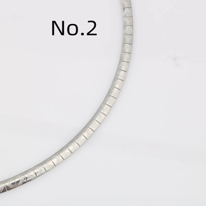 Dettaglio della catena a serpente piatta con motivi geometrici a triangolo incisi