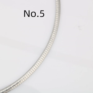 Dettaglio della collana a catena piatta a serpente argentata con finitura metallica
