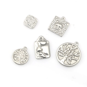 Cinco dijes de acero inoxidable con árbol de la vida y relieve para joyería DIY