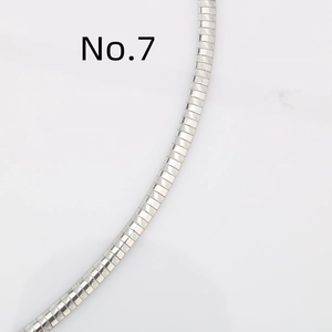 Dettaglio macro della collana piatta in acciaio inossidabile argento con finitura lucida