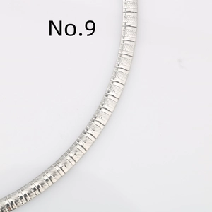 Macro di una collana a catena piatta argento con motivi a trama diagonale dettagliati