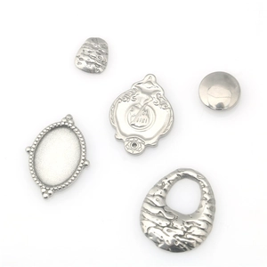 Set de cinco colgantes minimalistas de acero inoxidable plateado para joyería artesanal