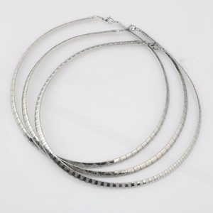 Collana da Donna in Acciaio Inossidabile Catena a Serpente Piatta Omega Texture Geometrica a Rilievo Girocollo Argento Gioielli