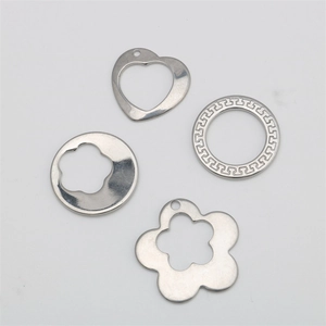 Set di ciondoli in acciaio inossidabile argento con motivi a cuore, fiori e forme