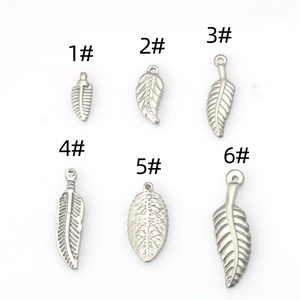 Detalle de seis colgantes de acero inoxidable con forma de hoja y pluma para joyería DIY