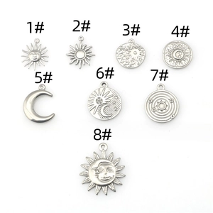 Détails de huit pendentifs en acier inoxydable argenté motifs soleil et lune vintage