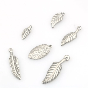 Set de 6 colgantes de acero inoxidable con forma de hoja y pluma para joyería DIY