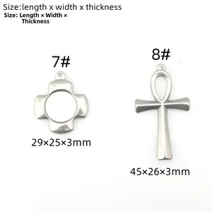 Detalle de colgantes de cruz y Ankh en acero inoxidable plateado con dimensiones