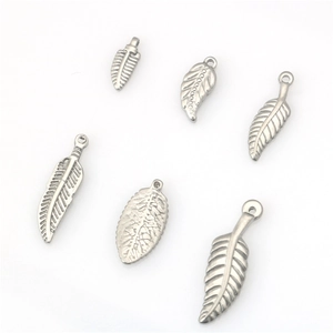 Set de seis colgantes de hojas de acero inoxidable plateado con texturas detalladas para joyería