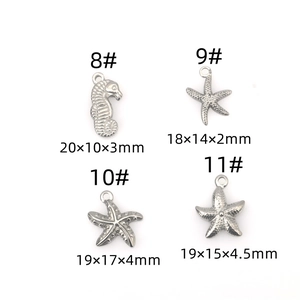 Détail macro de breloques hippocampe et étoile de mer en acier avec dimensions