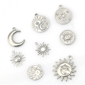 Pendentifs célestes hip-hop avec motifs soleil, lune et étoiles en acier rétro