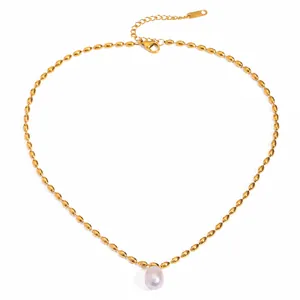 Collier élégant en or avec chaîne à billes et pendentif perle goutte sur fond blanc