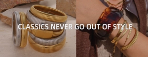 Détail de bracelets tubogas empilés en or et argent avec jonc en résine écaille sur mannequin