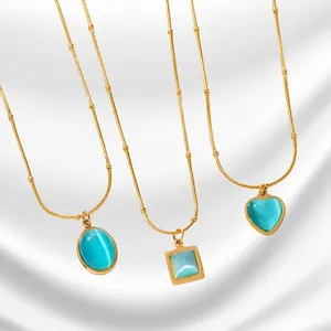 Ensemble de trois colliers chaîne serpent dorée avec pendentifs œil de chat bleu