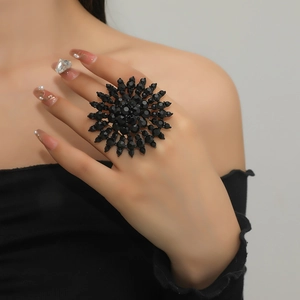 Detailansicht eines schwarzen Vintage-Blumenrings mit facettierten Perlen am Finger