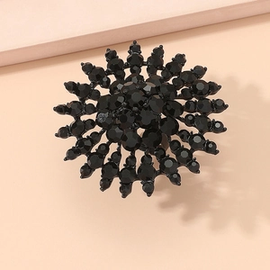 Makroaufnahme des gotischen Rings mit schwarzen Kristallen und Sonnenblumen-Details