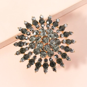 Makro-Detail des Sonnenblumenrings mit grauen Kristallen und Gold-Finish