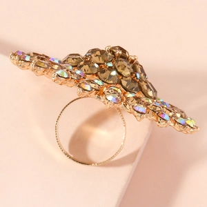 Nahaufnahme Sonnenblumen-Ring mit braunen Kristallen und goldener Basis