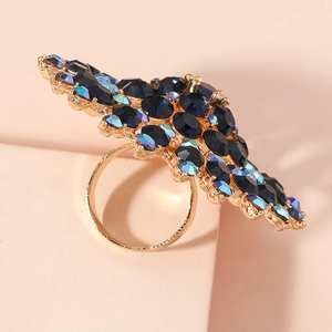 Seitenansicht des massiven Goldrings mit blauen Kristallen und AB-Strasssteinen