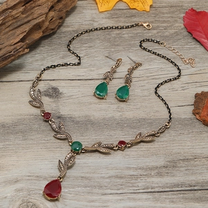 Conjunto de joyas vintage doradas con colgantes de resina y motivos de hojas retro